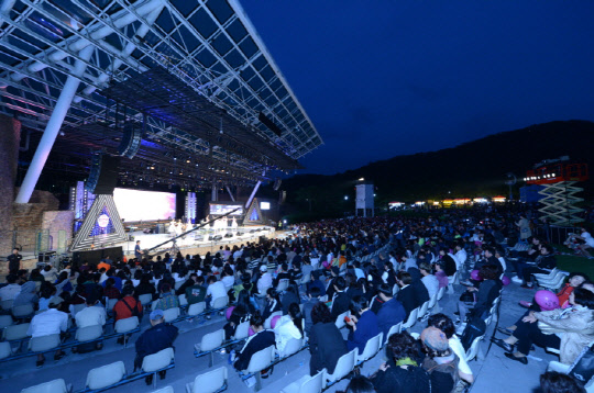 지난 21일 열린 제2회 대구시민을 위한 파크콘서트에서 대구시민들이 공연을 관람하고 있다. <한국가스공사 제공>
